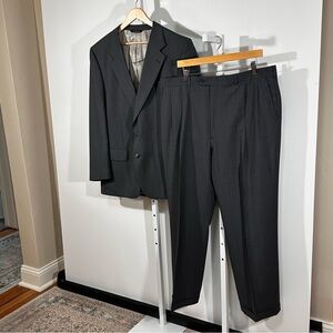 Burberrys Wool Gray Suit 42R jacket / 40W trousers Two-Button Blazer